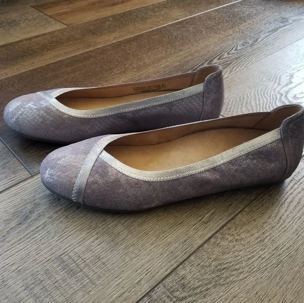 Vionic Flats - Picture 3 of 4